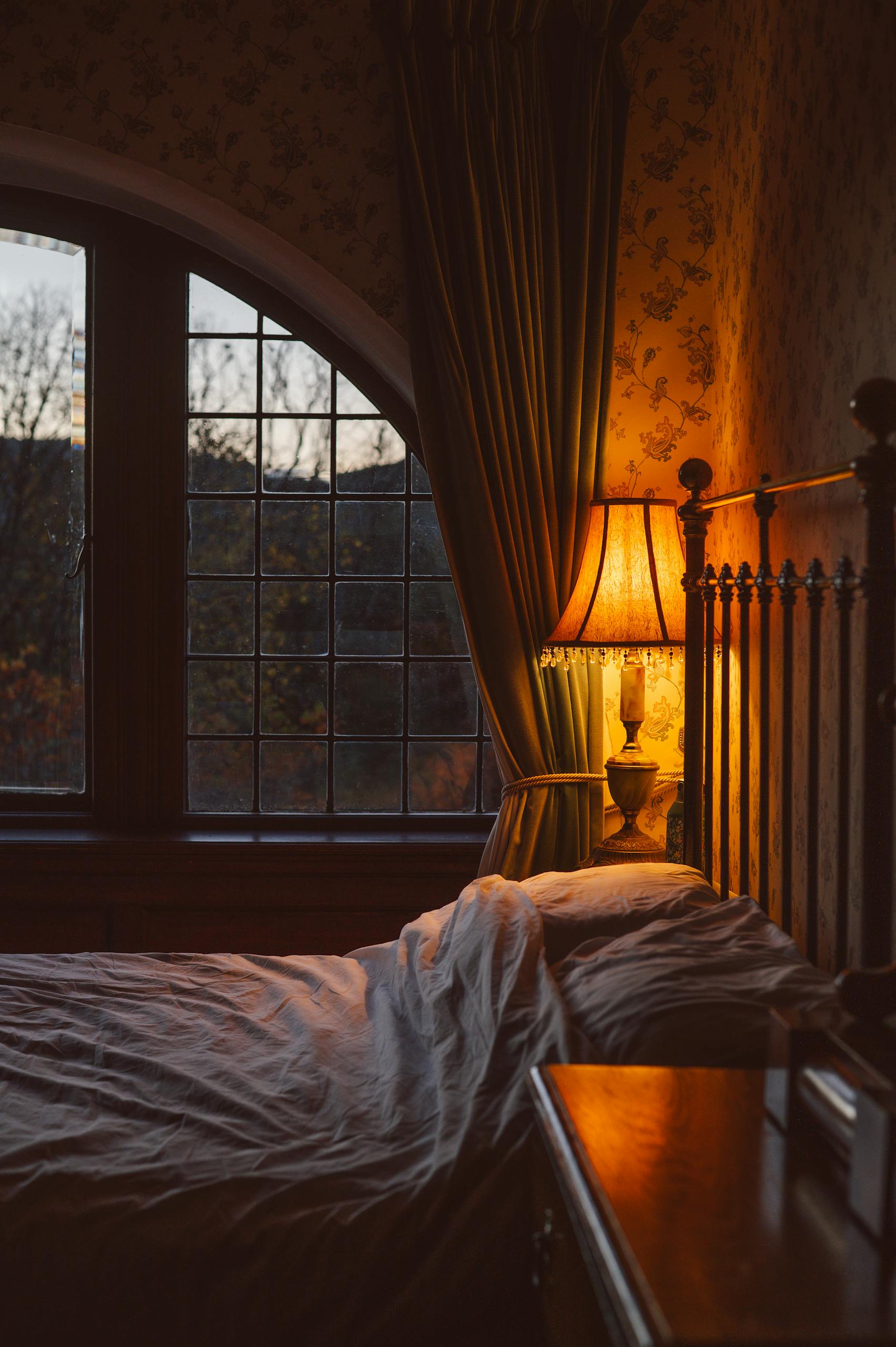 Free stock photo of bedroom, bedside lamp, period architecture